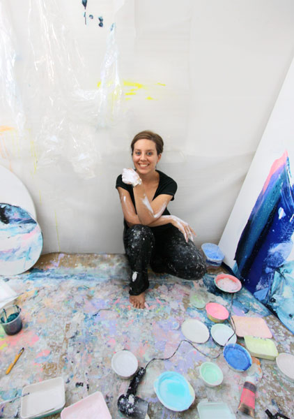 prisca temporal artiste peintre femme contemporaine dans son atelier parisien