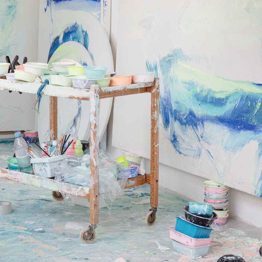photo atelier Prisca Temporal peintre tableau rond bleus lumiere