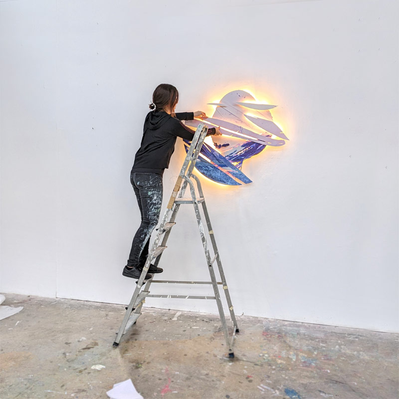 prisca-temporal-portrait-artiste-atelier-installation-light-indigo-zoom
