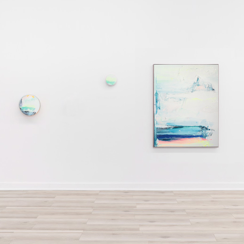 Peinture abstraite contemporaine ronde evocant une mer agitée avec des nuances de bleu azur et blanc.