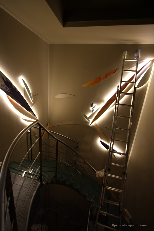 sculpture lumiere escalier art paris