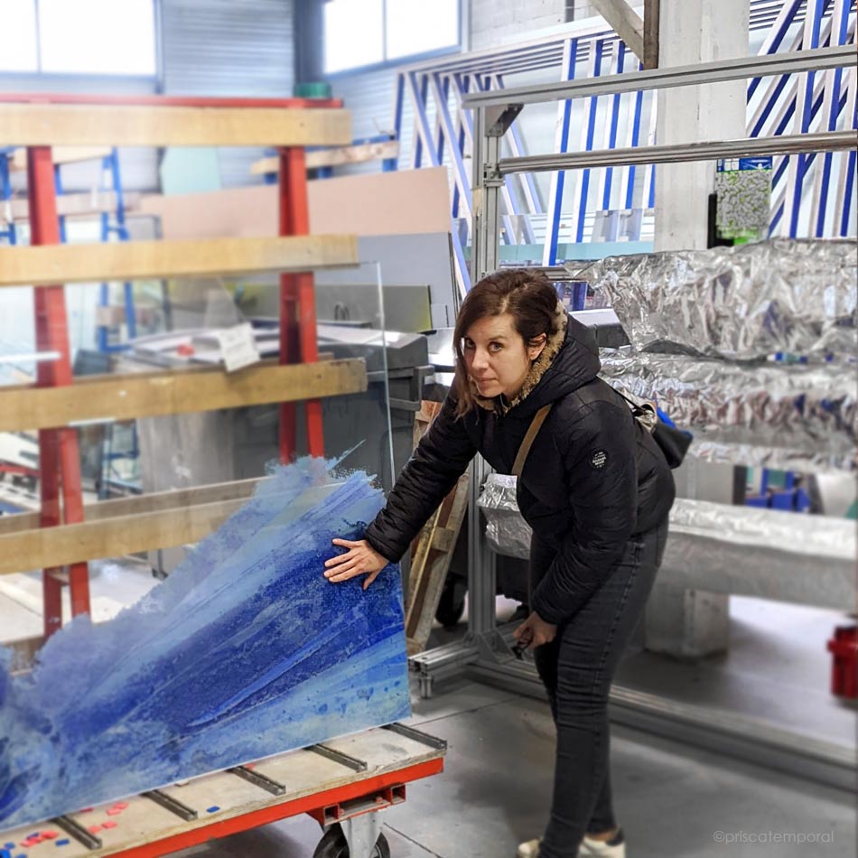 portrait photo artiste a l atelier de verre couleur paris art contemporain prisca temporal
