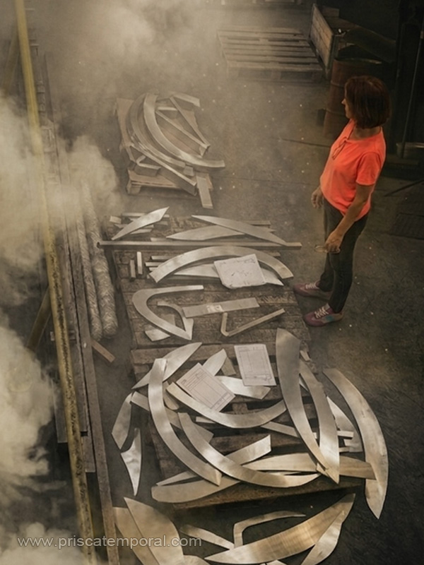 Sculpture murale lumineuse en acier brossé, création artistique contemporaine pour hall d'entrée de standing.