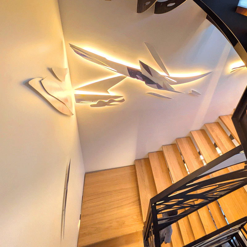 Installation lumineuse monumentale en forme d’escalier, art collector et design contemporain